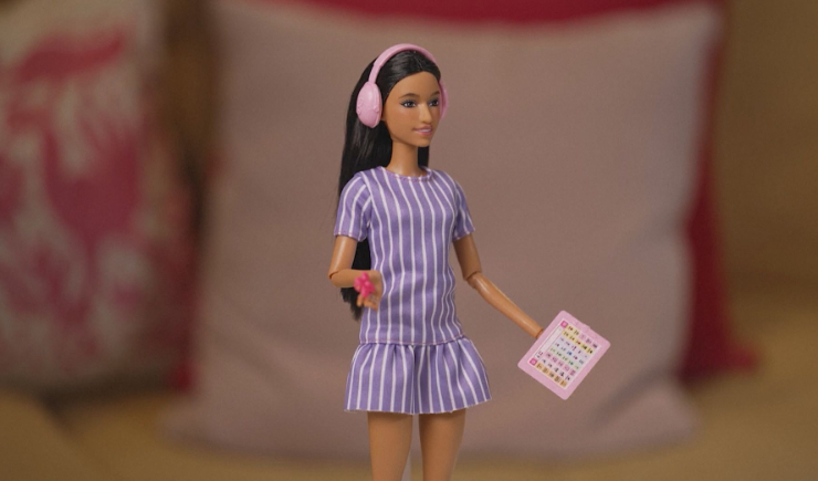 Barbie lança primeira boneca com TEA