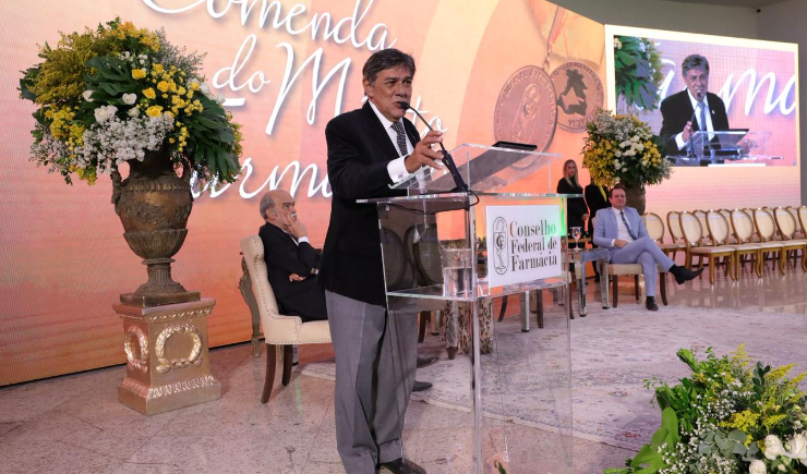 CFF homenageia profissionais de destaque com a Comenda do Mérito Farmacêutico