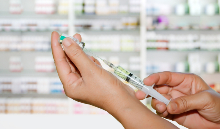 Justiça mantém resolução do CFF sobre vacinação por farmacêuticos e rejeita recurso do COFEN