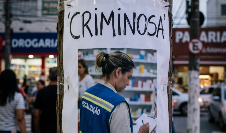 Farmacêutica é alvo de falsa acusação durante fiscalização