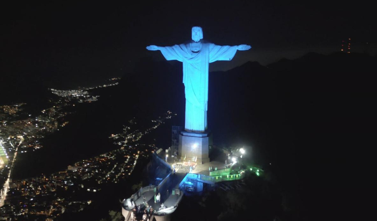 Cristo Redentor é iluminado de azul no Dia Nacional do Uso Racional de Medicamentos