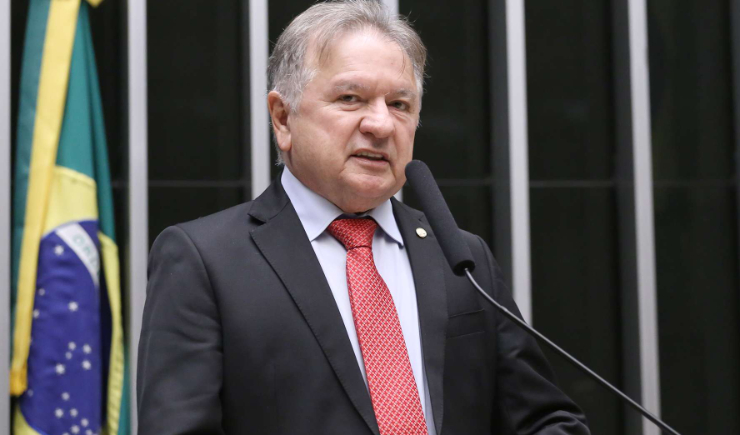Merlong Solano mantém cancelamento e adia votação do Piso Salarial dos Farmacêuticos na CFT