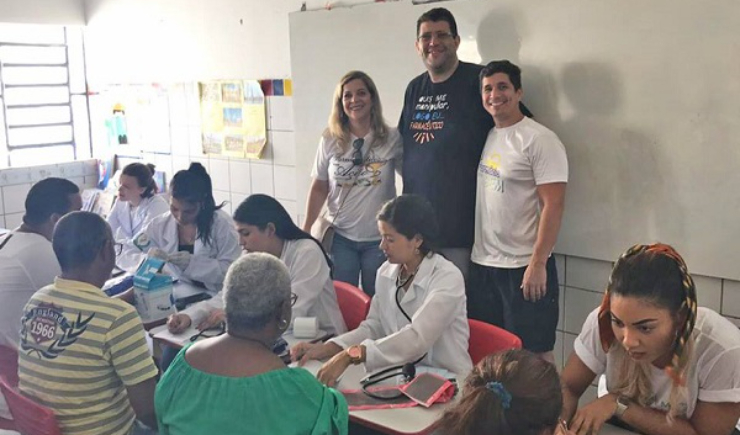 AÇÃO SOLIDÁRIA LEVA SERVIÇOS E ORIENTAÇÕES EM SAÚDE PARA ESCOLA NA COMUNIDADE DO CARANGUEJO