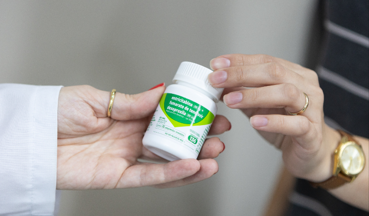Preço alto de novos medicamentos para HIV impedem oferta pelo SUS, dizem especialistas