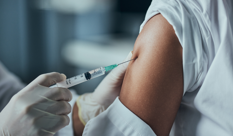 Vacina brasileira contra a dengue inicia aplicação em profissionais da linha de frente