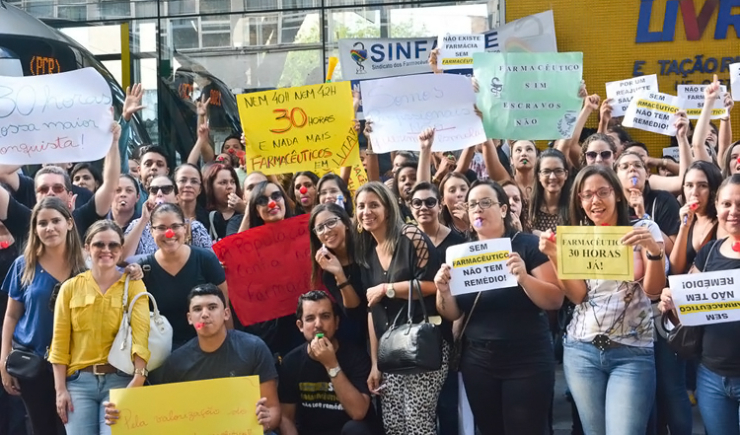 Farmacêuticos fazem protesto durante mesa de negociação