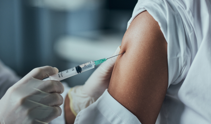 Vacina brasileira contra a dengue inicia aplicação em profissionais da linha de frente