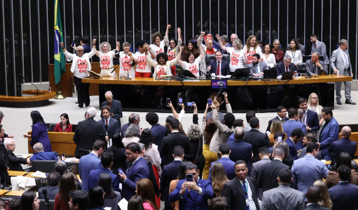 Câmara aprova fim da jornada 6x1 e projeto segue para votação no Senado