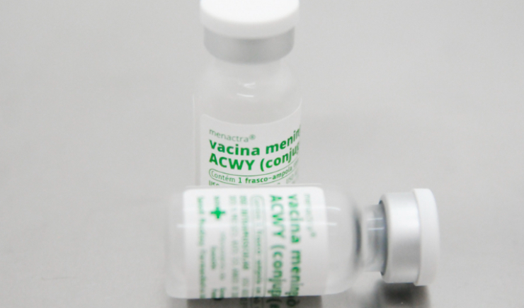 Crianças de doze meses passam a receber dose de reforço contra meningite bacteriana