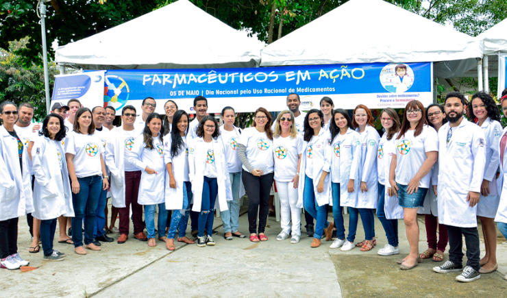 Farmacêuticos e estudantes levam orientação à população sobre uso racional de medicamentos