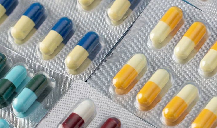 Estudo aponta disparidades na prescrição de antibióticos para crianças internadas com pneumonia