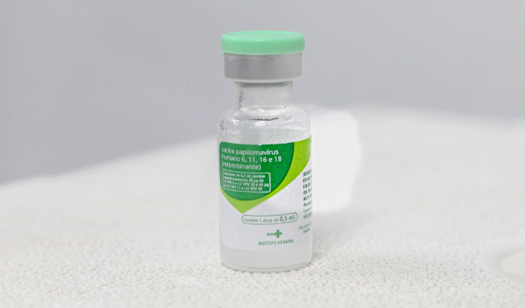 Vacina contra HPV reduz mortes por câncer de colo do útero a nível inédito na Inglaterra
