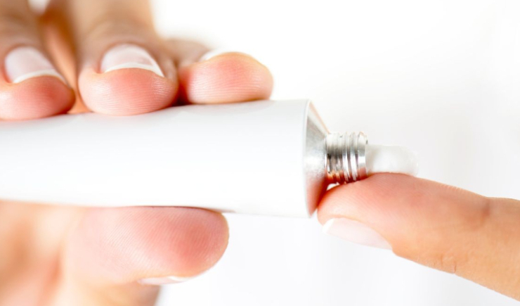 Fabricante alerta que pomada com nistatina não é recomendada para rejuvenescer o rosto