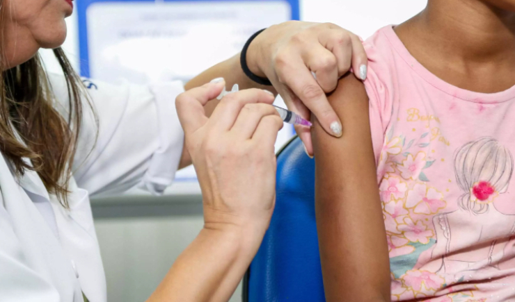 Casos de coqueluche em crianças pequenas aumentaram mais de 1200% no Brasil
