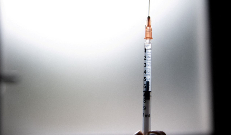 Rússia anuncia vacina terapêutica para câncer colorretal, mas dados geram ceticismo