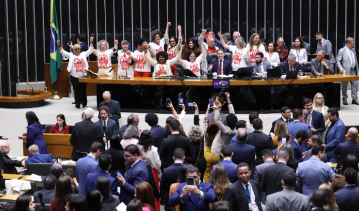 Câmara aprova fim da jornada 6x1 e projeto segue para votação no Senado