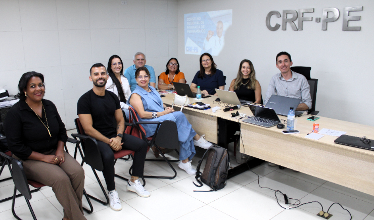 Equipe pedagógica do curso "Dispensar" reúne-se na sede do CRF-PE para planejamento da capacitação