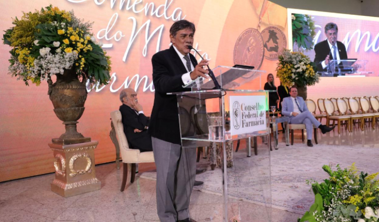 CFF homenageia profissionais de destaque com a Comenda do Mérito Farmacêutico