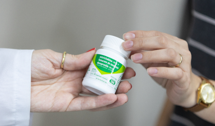 Preço alto de novos medicamentos para HIV impedem oferta pelo SUS, dizem especialistas