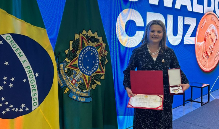 Presidente da República condecora farmacêutica com a Medalha de Mérito Oswaldo Cruz