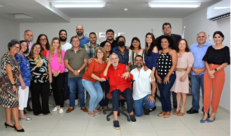 Plenária do CRF-PE tem lançamento de livro digital e homenagem ao farmêutico  Hermias Veloso