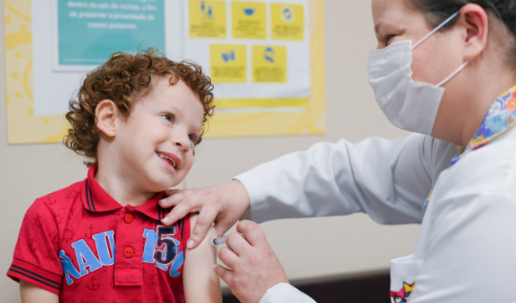 Maioria dos pais brasileiros apoia que seus filhos sejam vacinados nas escolas