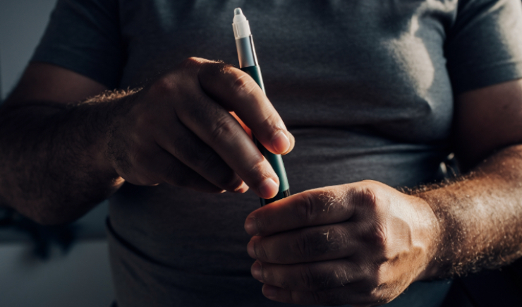 Estudo indica que quem interrompe canetas emagrecedoras recupera peso muito mais rápido