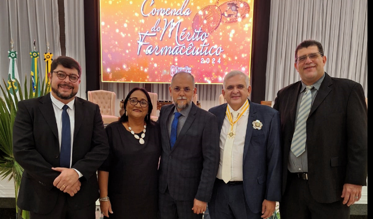 Rosiel Santos homenageado pelo CFF com a comenda do Mérito Farmacêutico