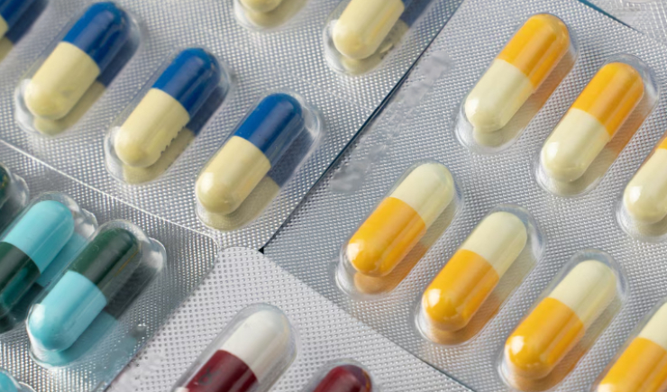 Estudo aponta disparidades na prescrição de antibióticos para crianças internadas com pneumonia