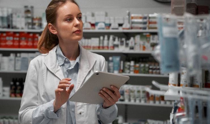 Justiça Federal mantém exigência de farmacêutico presente em farmácias