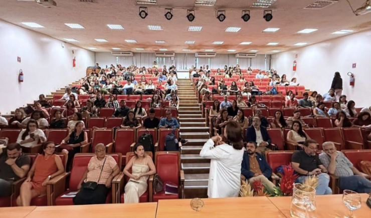 Simpósio reúne representantes da saúde para discutir avanços na Assistência Farmacêutica.