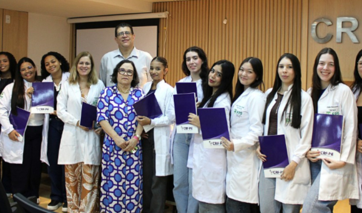 Estudantes de farmácia da FPS realizam visita técnica ao CRF-PE