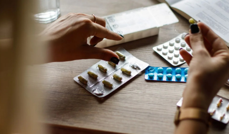 69% dos brasileiros temem comprar medicamentos falsificados pela internet, aponta pesquisa