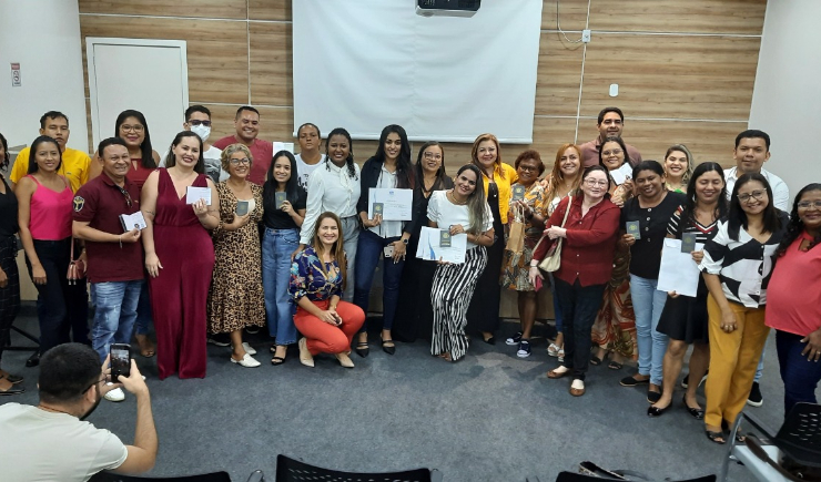 CRF-AP entrega carteiras e homenageia profissionais em comemoração pelo Dia do Técnico em Laboratóri