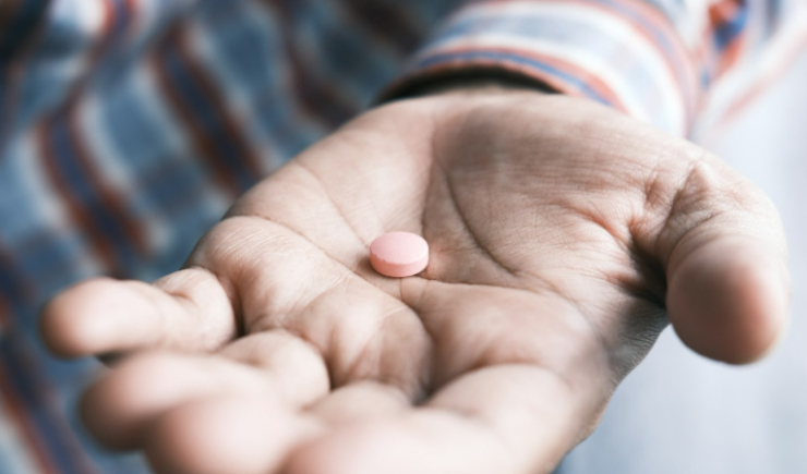 Farmacêuticos reforçam importância de orientação profissional após morte de jovem no futebol