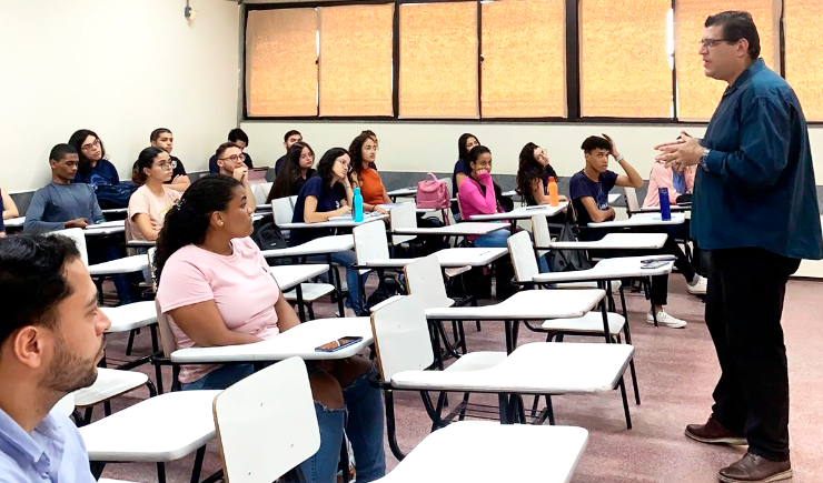 Presidente do CRF-PE palestra para alunos do curso de Farmácia da Univasf